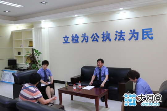 6月22日，漯河市检察院党组书记、检察长陈连东在控申接待大厅接待来访群众。