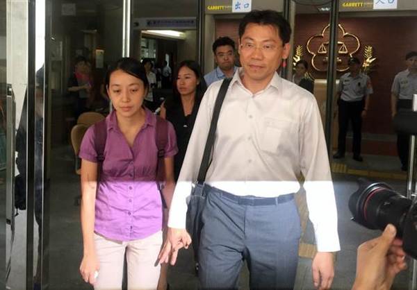 小灯泡父母王婉谕（左）、刘大经开庭后表示，希望法院能以此案为例剖析成因。（李文正摄）图片来源：台湾《中时电子报》