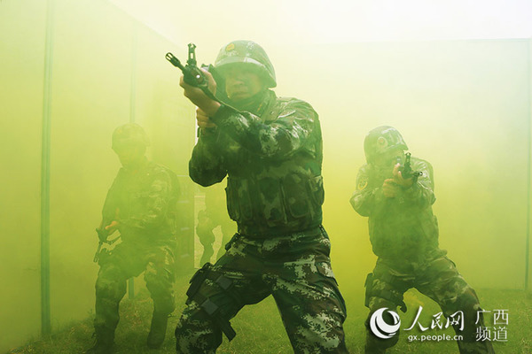 训练场上，边防官兵利用烟雾弹进行搜索训练