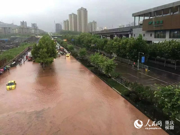 24日清晨,重庆巴南鱼洞轻轨站附近路段积水严重。网友供图