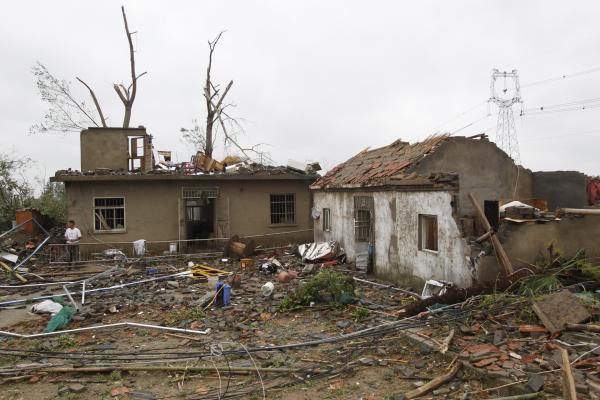 房屋男主人刘克雄站在自家房屋的废墟中，无所适从。刘家房子二层房顶被大风掀起，住在一层偏院母亲被倒塌的房梁砸骨折。  本文图片均为 澎湃新闻见习记者 韦毅 图