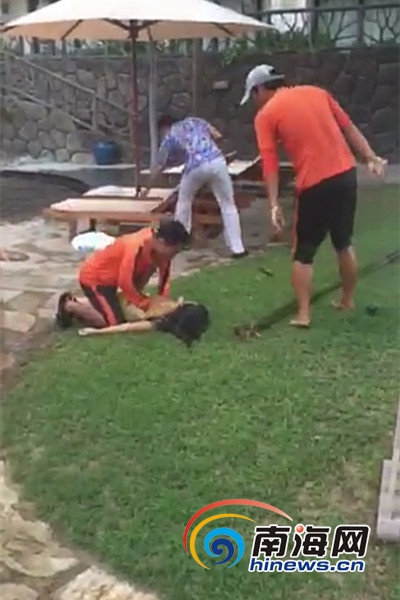 救生员正在对女孩施救。视频截图