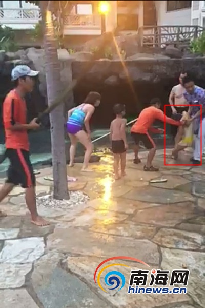 女孩被救治上岸。视频截图