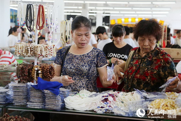 会文镇佛珠旅游商品热销.