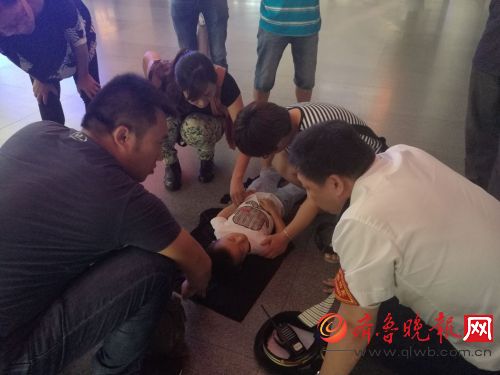 4岁男孩高烧晕倒在候车室 济南西站全力救助