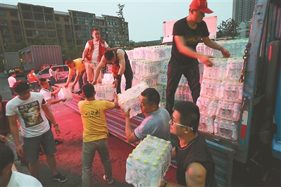 　　救灾物资不断运抵灾区。新华报业视觉中心记者肖勇摄