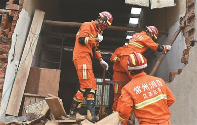 　　消防战士展开救援。新华报业视觉中心记者吴胜摄