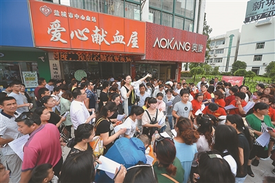 　　盐城市民踊跃献血。新华报业视觉中心记者万程鹏摄