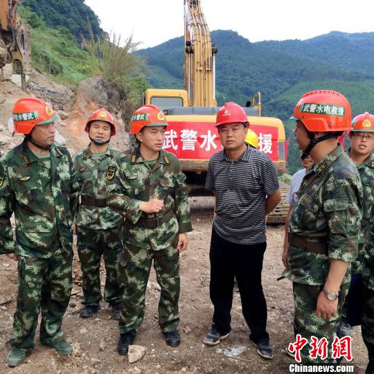 广西平乐“6.20”山体坍塌救援指挥部领导察看救援一线现场。　李斌 摄