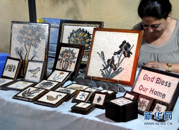 约旦彩虹街的手工艺品市场上，当地人在出售马赛克挂图。马赛克是一种古老的装饰艺术，用陶瓷、小石子、玻璃等拼接图案。新华网发（程春香 摄）