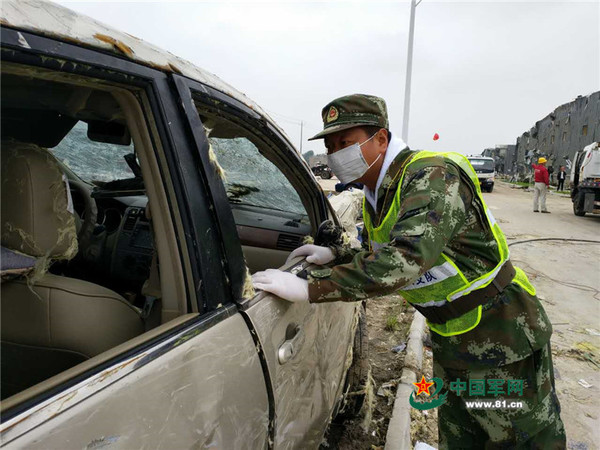 救援官兵勘察现场。