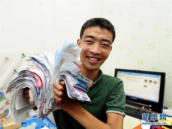 　　     “郭大拿”在展示网店的发货单（6月23日摄）。