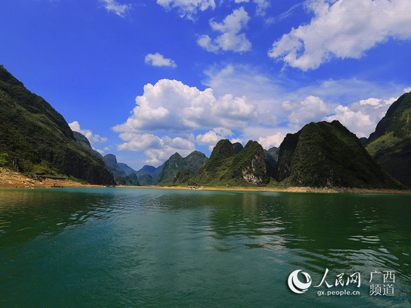 蓝天碧水浩坤湖