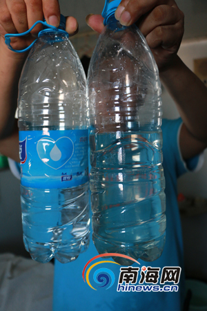 　　图为船员将煮开的淡水(右)和买来的矿泉水(左)作比较。南海网记者 邓松 摄　　