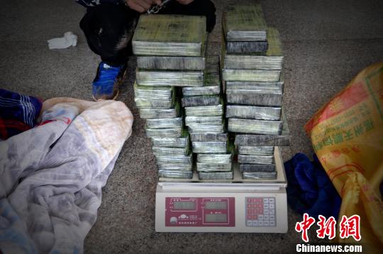 图为临沧公安边防支队查获的16.7千克海洛因。　钟欣　摄