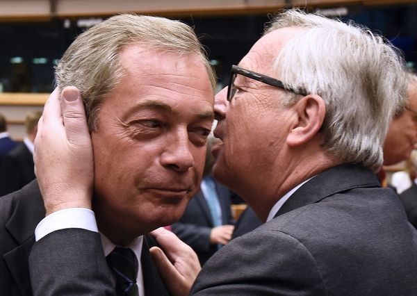 　　“脱欧”派领袖、英国独立党领导人奈杰尔·法拉奇（左）与欧盟委员会主席让—克洛德·容克打招呼。（图片来源：新华／法新）