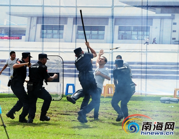 　　6月29日，陵水，处置暴力恐怖袭击演练现场，警员制服“暴徒”。南海网记者沙晓峰摄