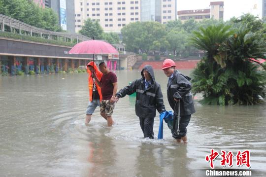 暴雨突袭浙江金华 ，市中心广场被淹没。　周金权 摄