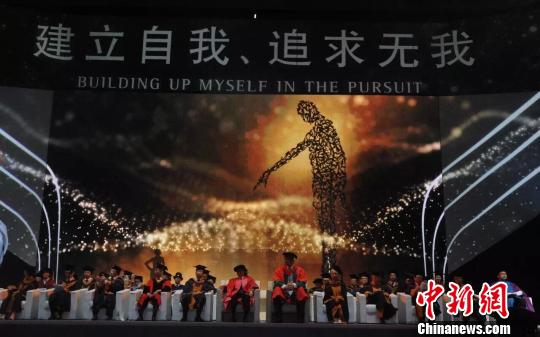 汕头大学2016届毕业典礼。　李怡青　摄