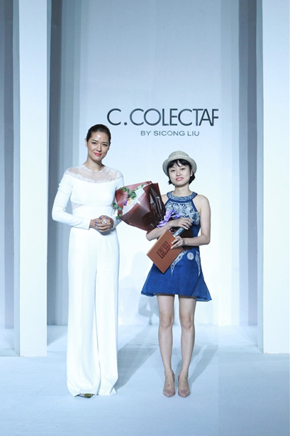 MARY MA品牌创始人、中原国际时装周主席马艳丽女士为“田沛滋女士”颁发“最具民族特色奖”