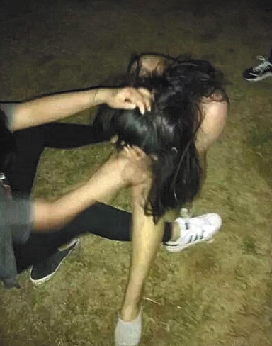 2015年5月，连云港电大一女生被4名女生殴打、剪发、拍裸照并上传至网络。图片来源于网络