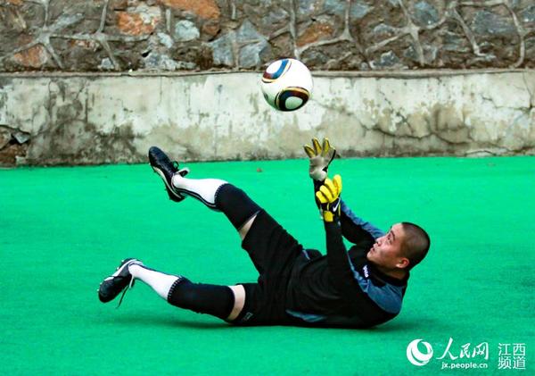 他还是未管所足球队的正选“铁门”。