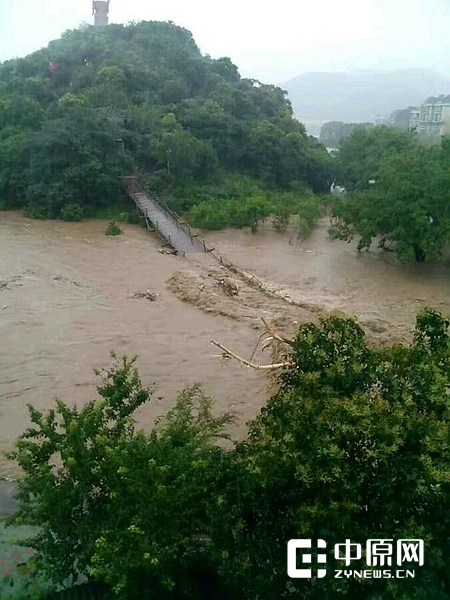 英雄山的吊桥被洪水冲垮