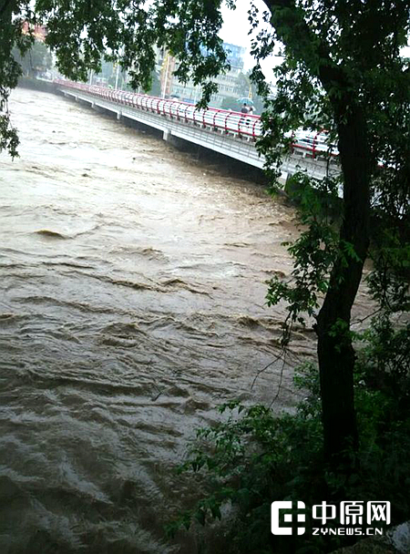 洪水水位快到达了桥墩最顶部