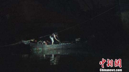 图为获救后的钓鱼爱好者加固船只。　供图 摄