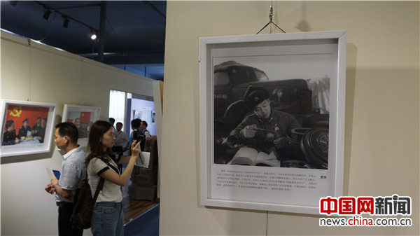 7月1日，“党旗高高飘扬”庆祝建党95周年专题图片展在京举行。图为观众现场观展。