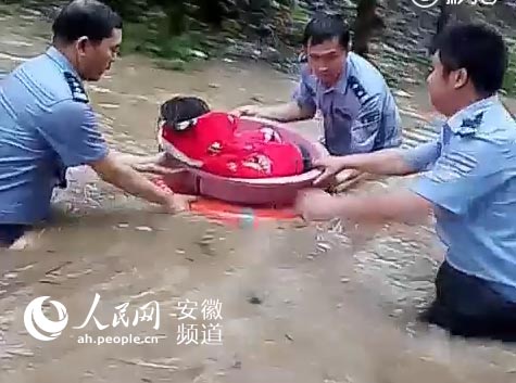 安徽无为:暴雨致老人小孩被困 县政法委书记带