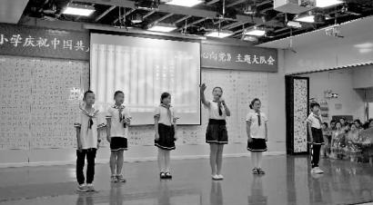 同学们在表演 新文化记者 陈璐璐 摄