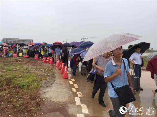 湖北暴雨致武汉天河机场积水堵车