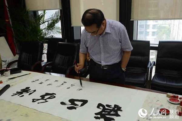 正是这种情绪氛围和感情色彩的染化，使双良的书作很大气，不仅写出了自己雅致高怀的个性，也写出了蓬勃向上的时代感，展现了大气度、大风雅的艺术境界。