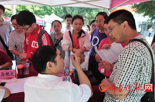 山师附中开放日 家长围住名师问不停