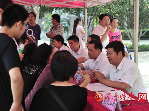 山师附中开放日 家长围住名师问不停