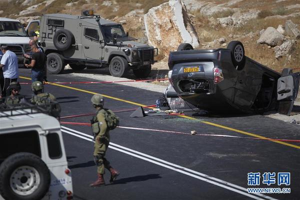 　　7月1日，在约旦河西岸南部城市希伯伦附近，以色列安全人员查看袭击现场。