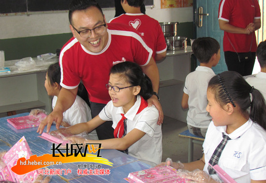 志愿者带着孩子们一起做手工。