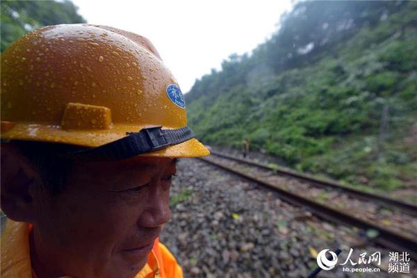 坚守在暴雨中的铁路职工。