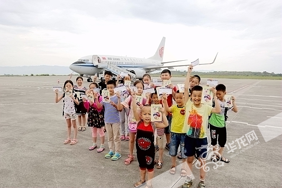 7月3日，15名刚放署假的留守儿童组团在万州机场乘飞机前往广州，到爸爸妈妈打工所在地度假。通讯员 黄金华 摄