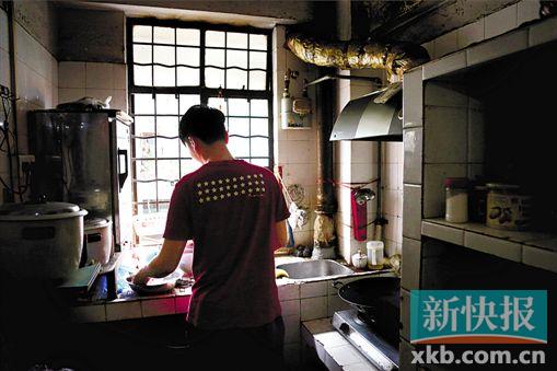 ■13年过去,杰仔已经长大成人,现在他已经承担起照顾家的重任。    新快报记者 郗慧晶/摄