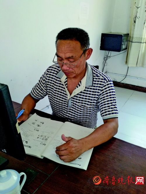 黄光财老师在认真备课。　教育局　提供