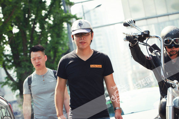 陈佳欣在解放碑街头拍摄短片工作照。对方供图 华龙网发