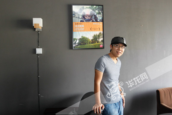 陈佳欣的工作室里挂了不少自己拍摄的短片海报。记者 石涛 摄