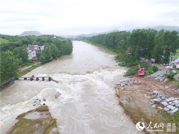 航拍白果镇丁家河段堤坝，武警交通六支队大型机械正在抛石护坡。