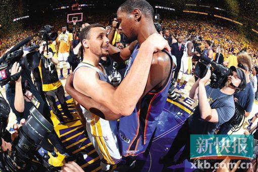 ■杜兰特与库里惺惺相惜。CFP/图