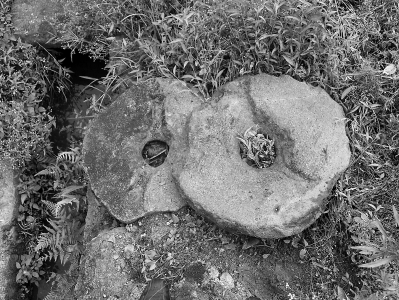 炼银的轮形石磨