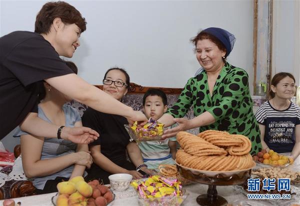 　　    7月5日，再努拉大妈（右二）在家里招待来访的邻居们。