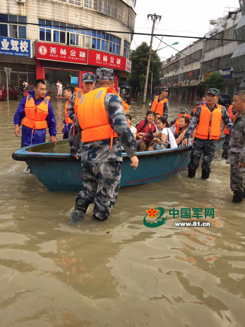 冲锋舟上,坐满了被解救出的被困群众。张垚 摄