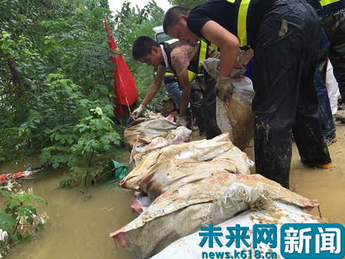 2016年7月6日,孝感义工志愿者在一线抗洪救灾现场。受访者供图。